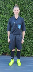 Une jeune arbitre féminine à l'Académie