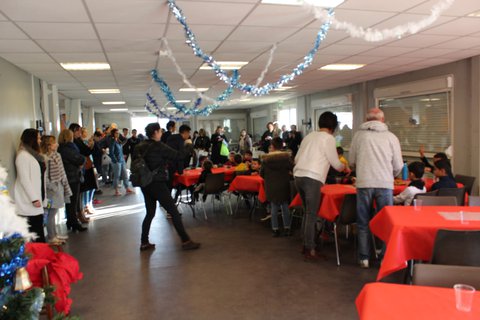 Le père Noël ravit les enfants de l'Académie