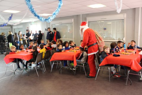 Le père Noël ravit les enfants de l'Académie