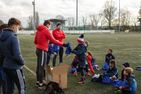 Le Père Noël ravit les enfants de l'Ecole de foot